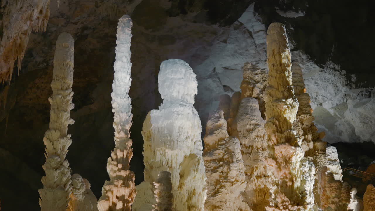 las cuevas de frasassi, estalagmitas gigantes apodadas "los gigantes" dentro de una enorme cueva subterránea