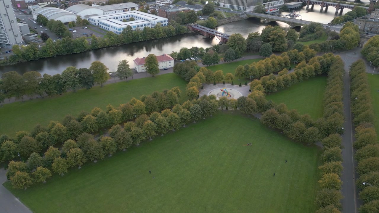 Orbitale luchtopname van Glasgow Green en het Glasgow 2014 Commonwealth Games Monument