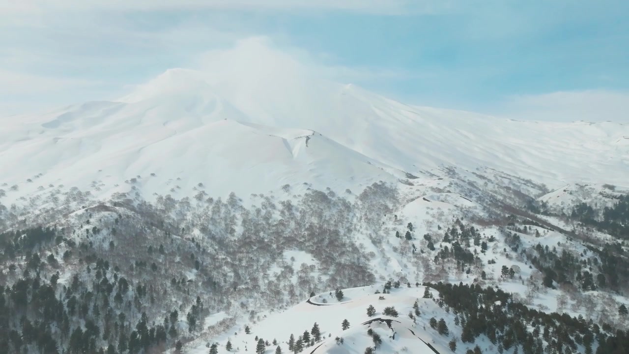Pemandangan udara dari atas ke bawah dengan efek tilt reveal lanskap bersalju Gunung Etna, musim dingin, 4K.
