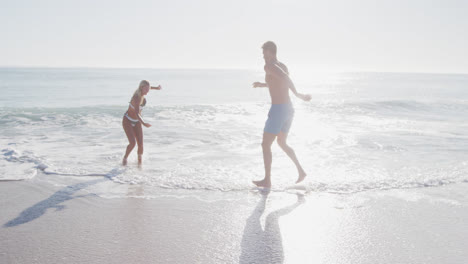 Pareja-Caucásica-Disfrutando-Del-Tiempo-En-La-Playa