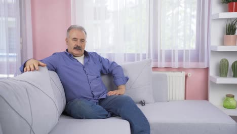 el viejo está frustrado, molesto.