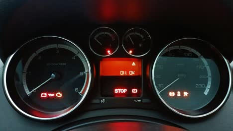 símbolos y indicadores de luz de advertencia de automóviles en el tablero de instrumentos del automóvil