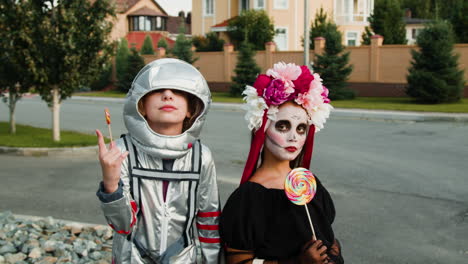 kinderen op halloween op straat.