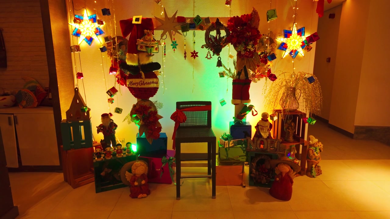 Rincón fotográfico navideño decorado dentro del vestíbulo de un hotel en Boracay