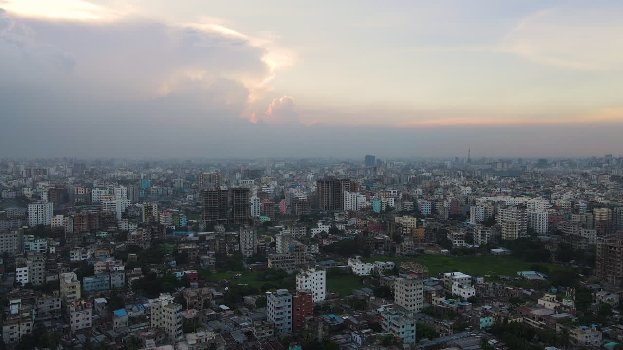 Veduta aerea di un tramonto crepuscolare sulla vasta città di Dhaka - Bangladesh.