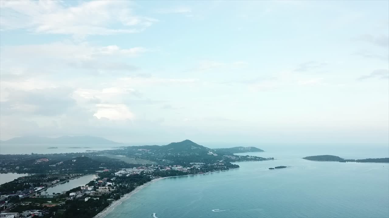 공항 과 섬 들 이 있는 해안 도시 의 공중 사진