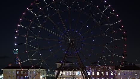 acelerado. rueda de la ferris con luces multicolores brillantes contra el cielo nocturno