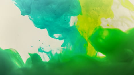 fondo abstracto. nubes de pintura de colores en el entorno acuático. tonos amarillo-azul y verde
