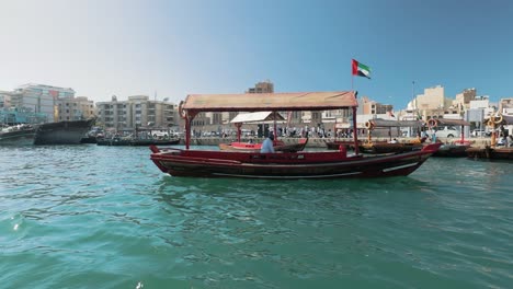 Traditionelles-Bootstaxi-Am-Dubai-Creek