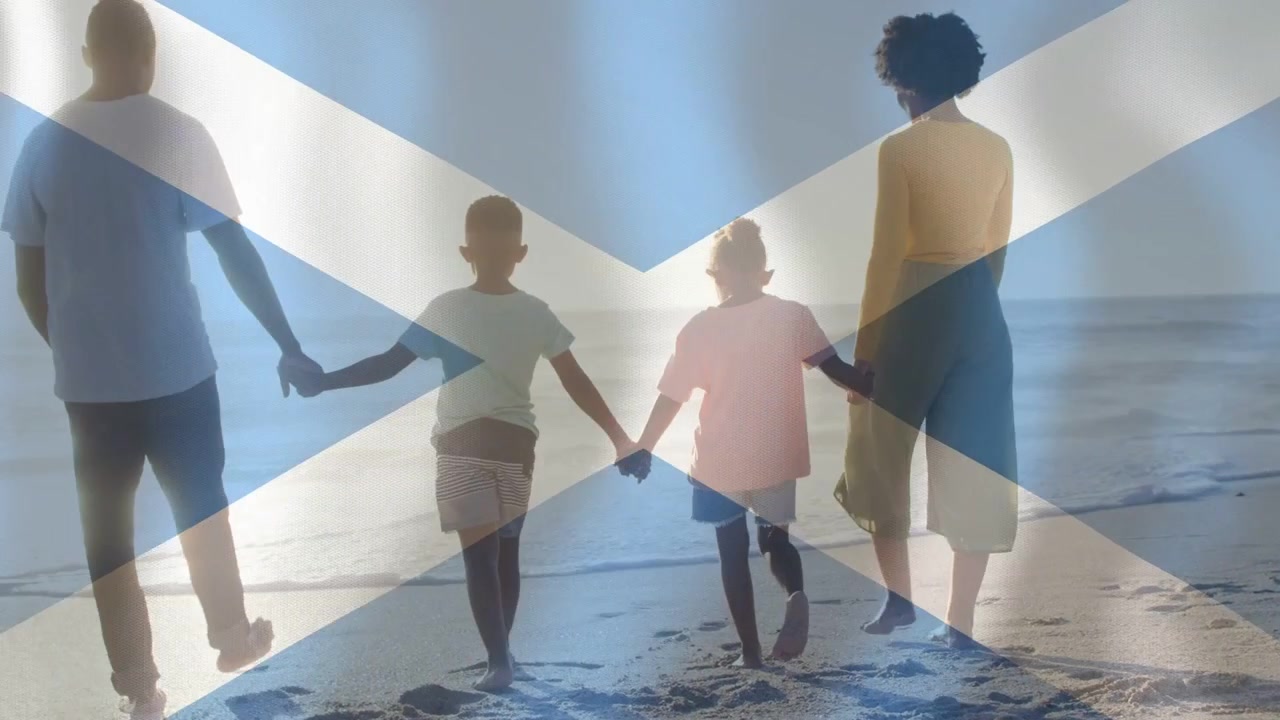 Pais e filhos começando a caminhada na praia, de mãos dadas pela saúde, com sobreposição de bandeira diagonal ondulando