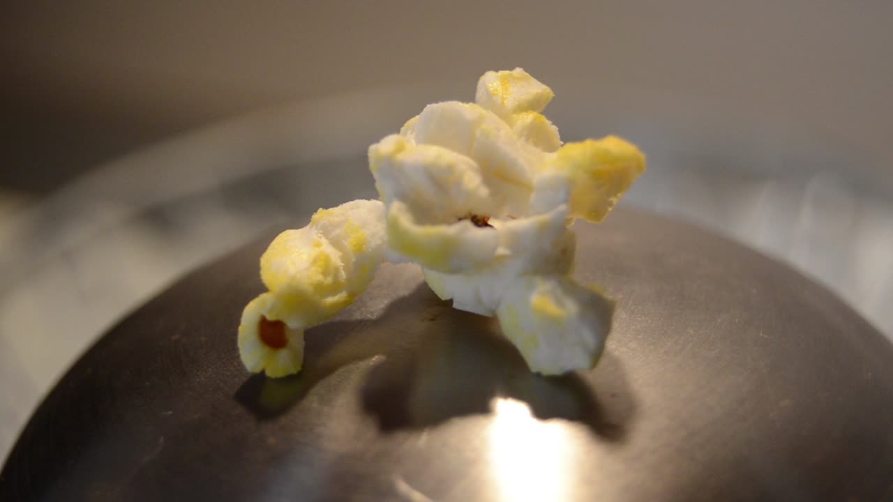 회전하는 팝콘 한 개를 클로즈업하여 - 클로즈업, 매크로