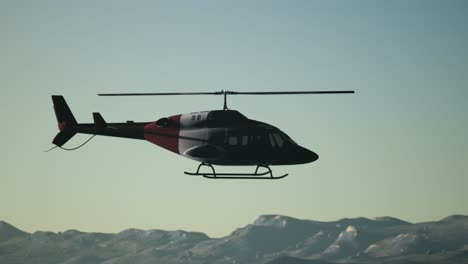 Helicóptero-Volador-En-Cámara-Lenta-Extrema-Y-Cielo-Al-Atardecer