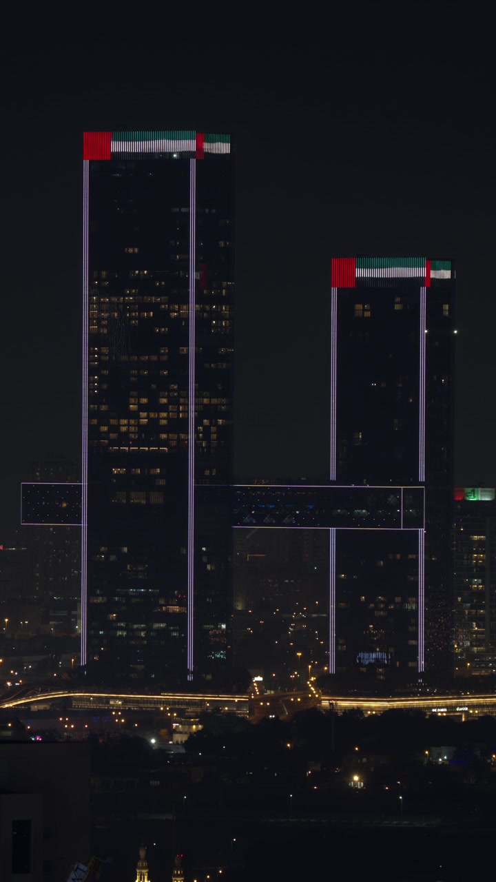 Arranha-céus modernos iluminados à noite em Dubai