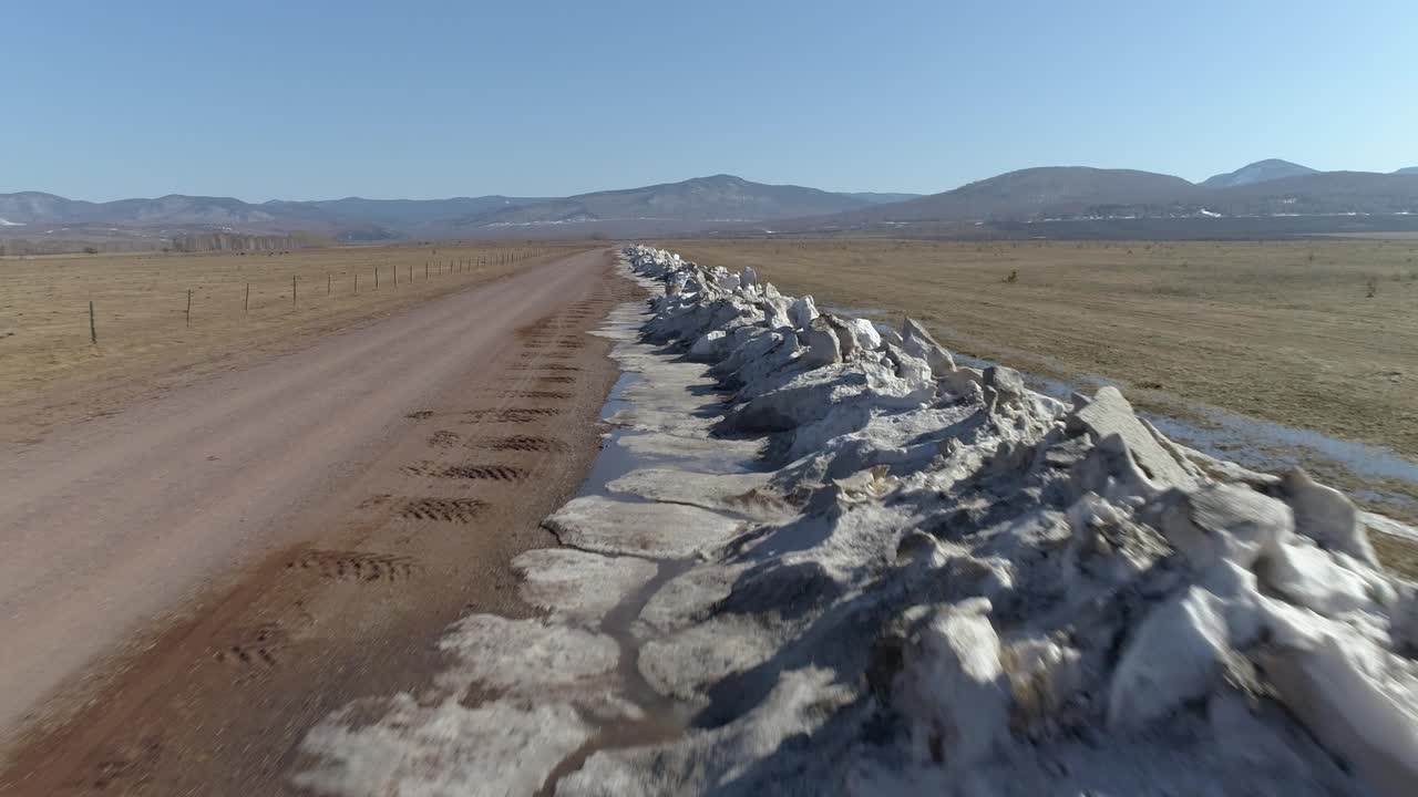 vista aérea de un camino de tierra en un paisaje rural