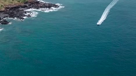 barco aéreo de drones en agua azul arena blanca