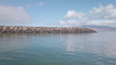 Toma-POV-De-Cardán-Desde-Un-Barco-En-Movimiento-Saliendo-Del-Embarcadero-De-Kihei-En-El-Sur-De-Maui,-Hawaii