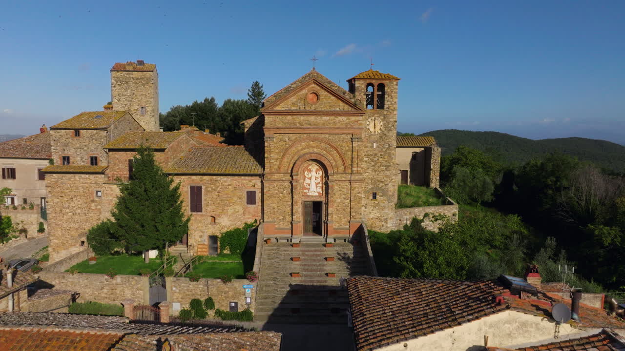 Église Santa Maria Assunta dans le village de Panzano in Chianti, Toscane, Italie. Vue aérienne
