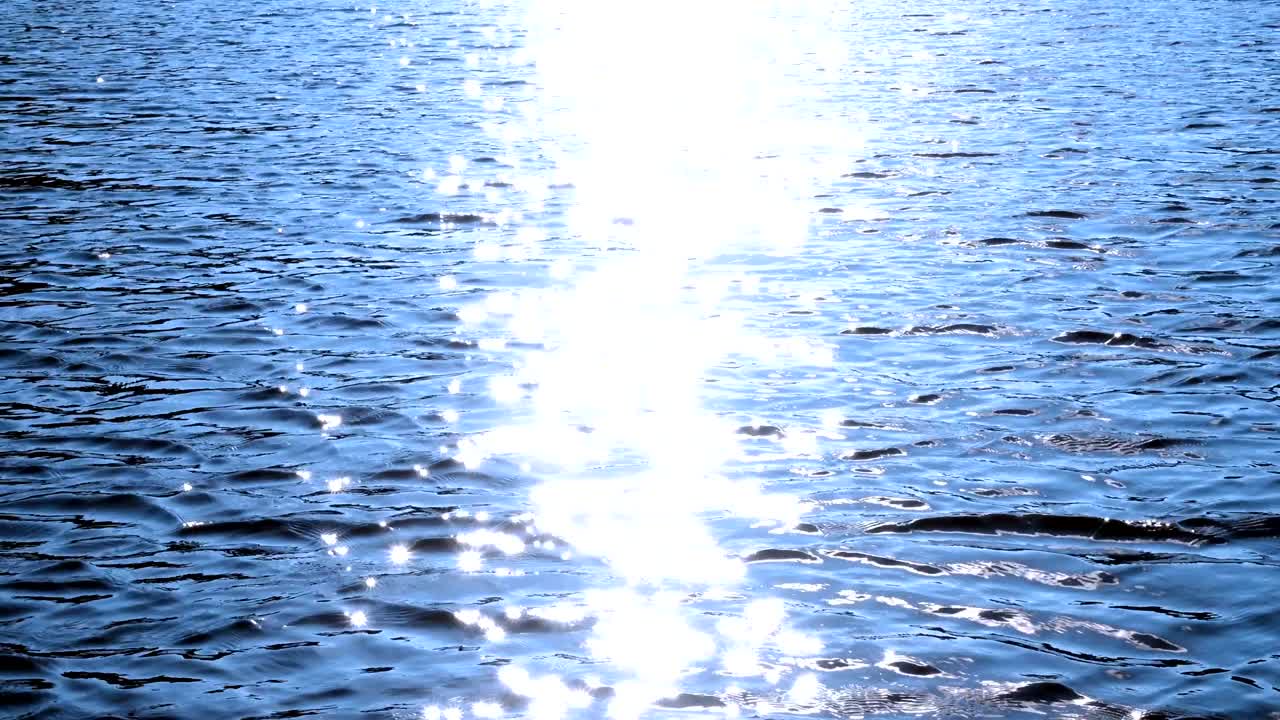 푸른 물 위의 태양 반사