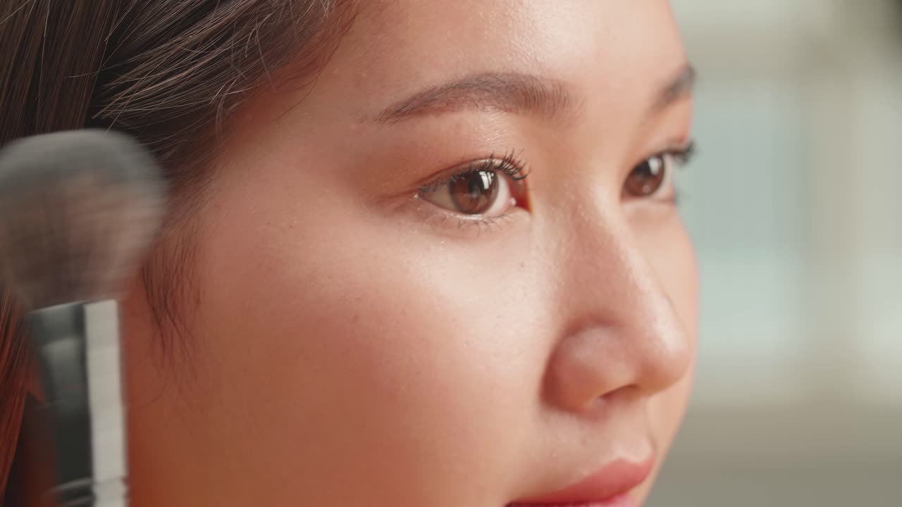 화장을 하는 여자