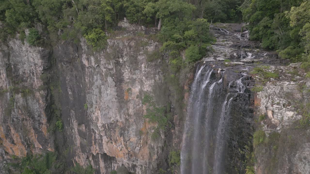 vista aérea de las cataratas purling brook en el parque nacional springbrook, interior de la costa dorada, queensland, australia