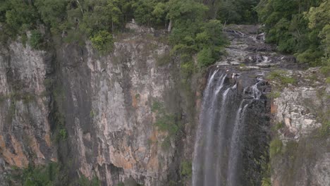 vista aérea de las cataratas purling brook en el parque nacional springbrook, interior de la costa dorada, queensland, australia