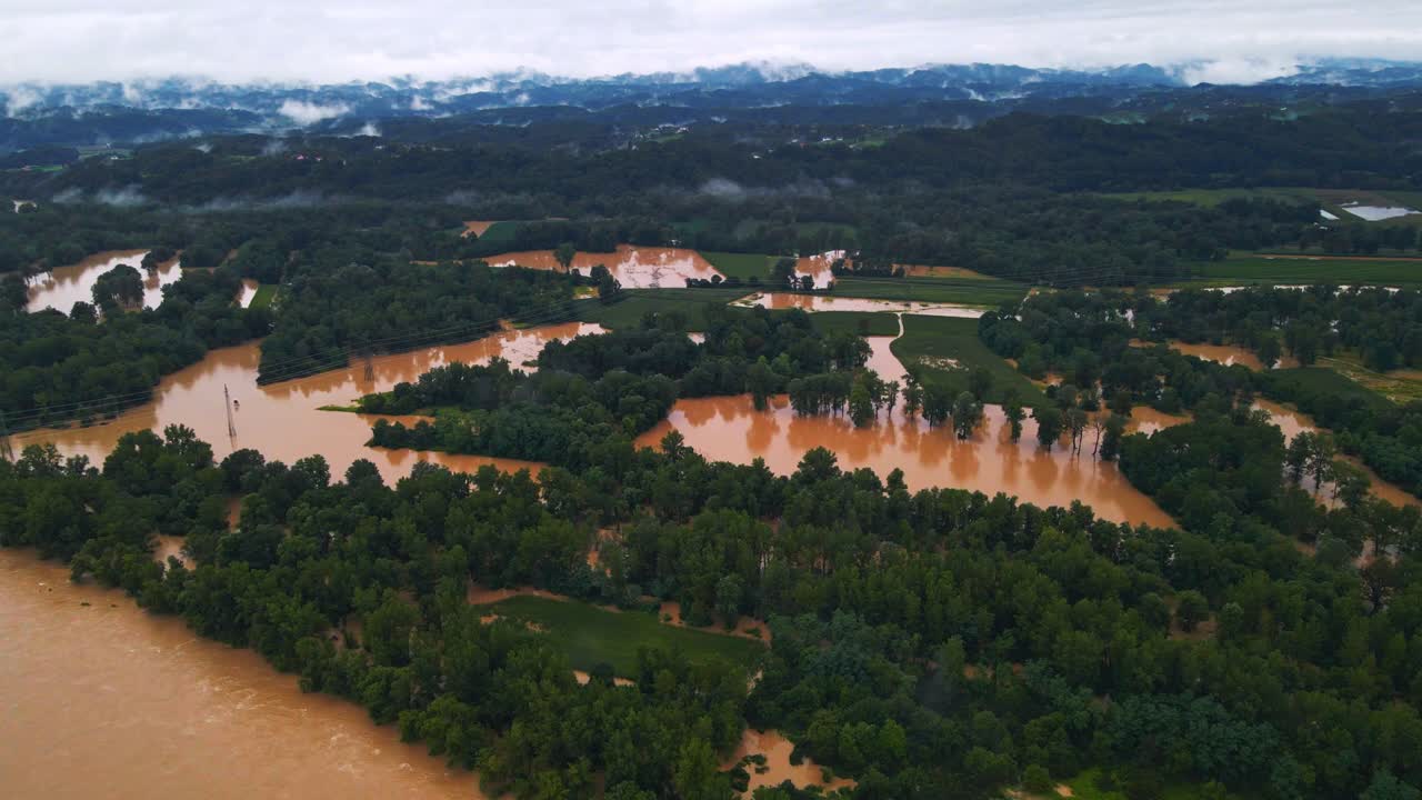 8월 슬로베니아의 포드라비에 지역의 끔찍한 4k 드론 영상