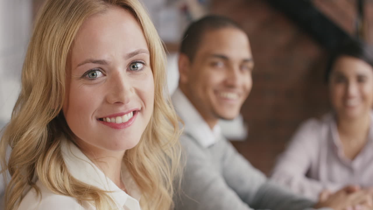 retrato de una joven mujer de negocios confiada en la mesa de la sala de juntas en cámara lenta dando la vuelta y sonriendo