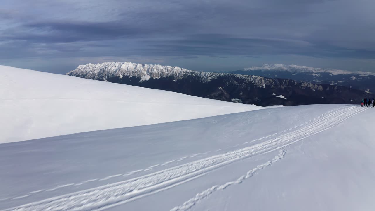 멀리 있는 피아트라 크라이루이 (piatra craiului) 와 함께 눈 인 산맥, 이저-파푸사 (iezer-papusa), 아르게스 (arges), 루마니아, 은 하늘 아래