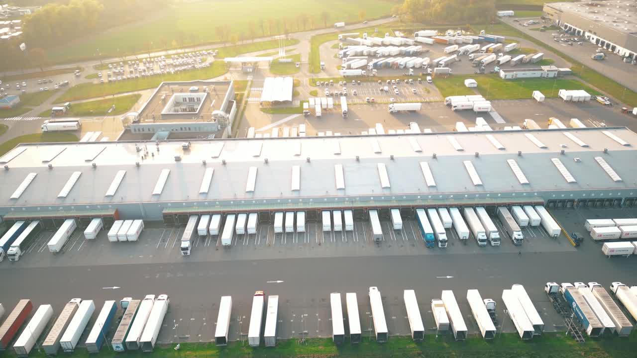 Luftfoto af lageropbevaring eller industriel fabrik eller logistikcenter ovenfra
