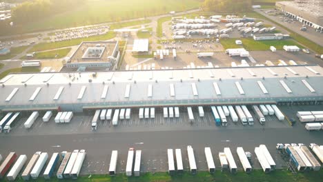 vista aérea de los almacenes o de la fábrica industrial o del centro logístico desde arriba