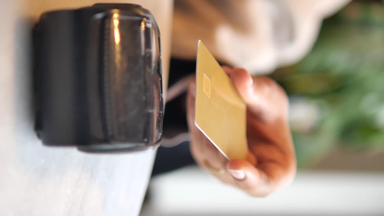 신용카드로 지불하는 것