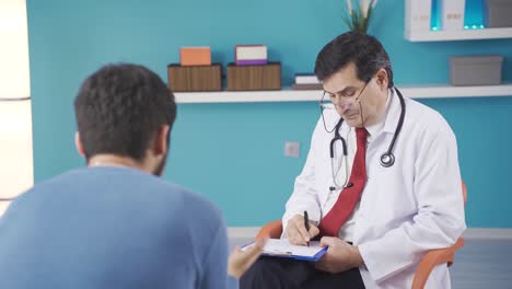 el psicólogo y su paciente masculino se emocionan durante la sesión.