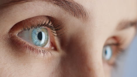 Nahaufnahme-Schöne-Blaue-Augen-öffnen-Makro-Natürliche-Schönheit-Gesunde-Sehkraft