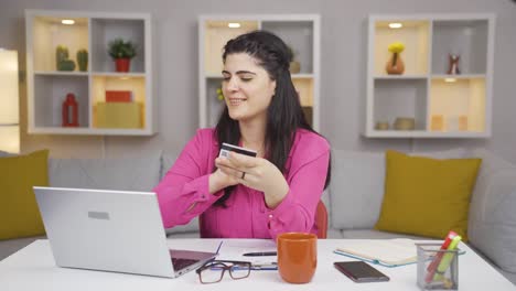 Mujer-Trabajadora-De-Oficina-En-Casa-Haciendo-Compras-En-Línea.