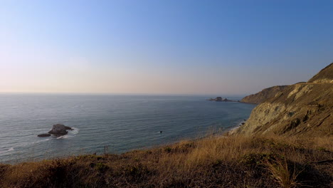 acantilados del norte de california a lo largo del océano en una hermosa noche de verano 4k