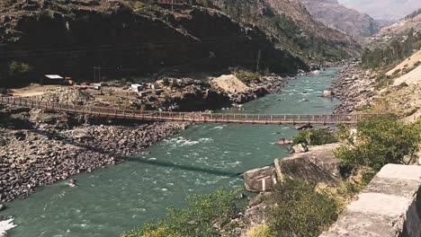 Puente-Colgante-Sobre-El-Río-Sutlej-En-La-Ciudad-De-Rampur-Bushhar-En-El-Valle-De-Kinnaur-De-Himachal-Pradesh,-India