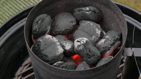 chimenea de carbón llena y iluminada