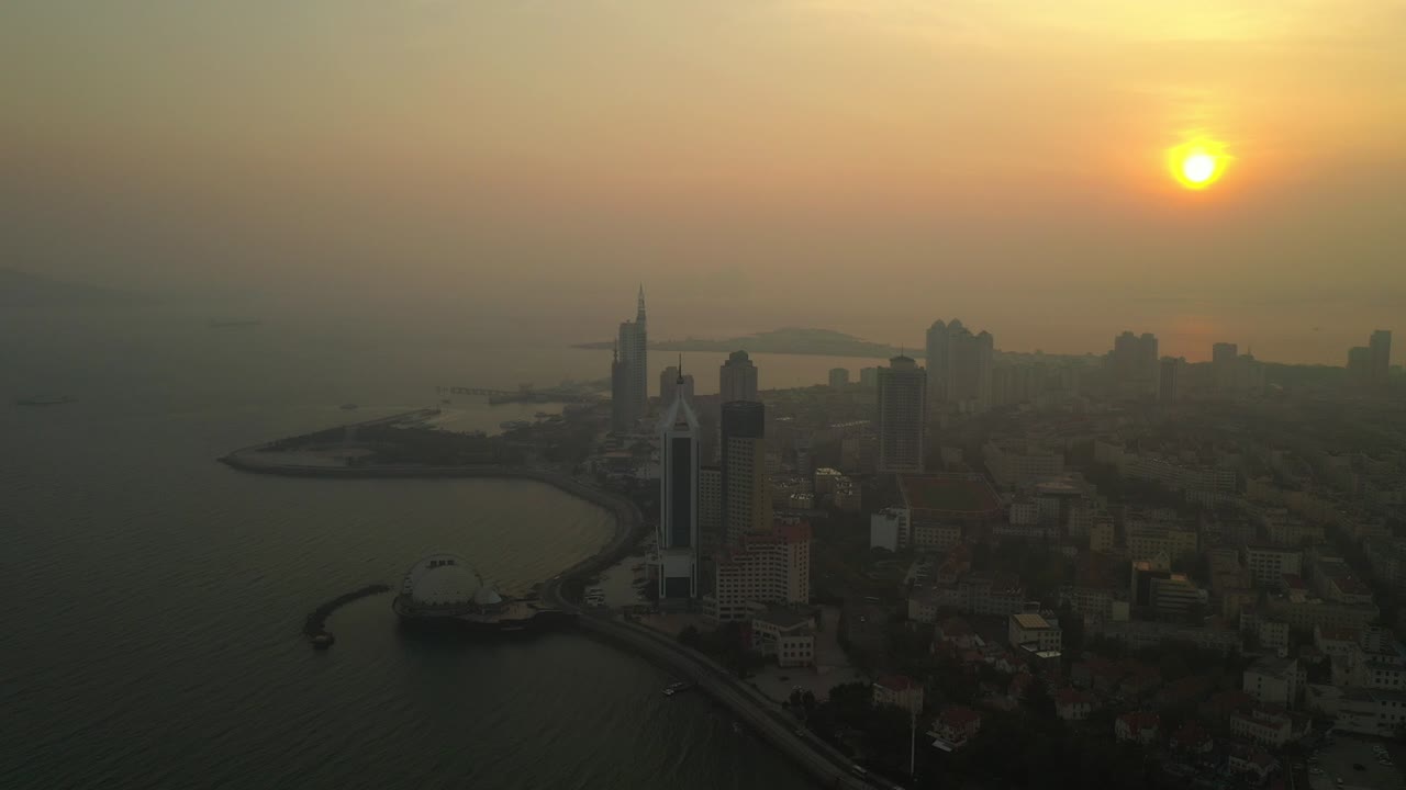 hora de puesta de sol ciudad de qingdao famosa bahía de playa moderno palacio del mar panorama aéreo 4k china