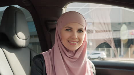 beautiful woman wearing traditional clothes from united arab emirates young lady driving her car