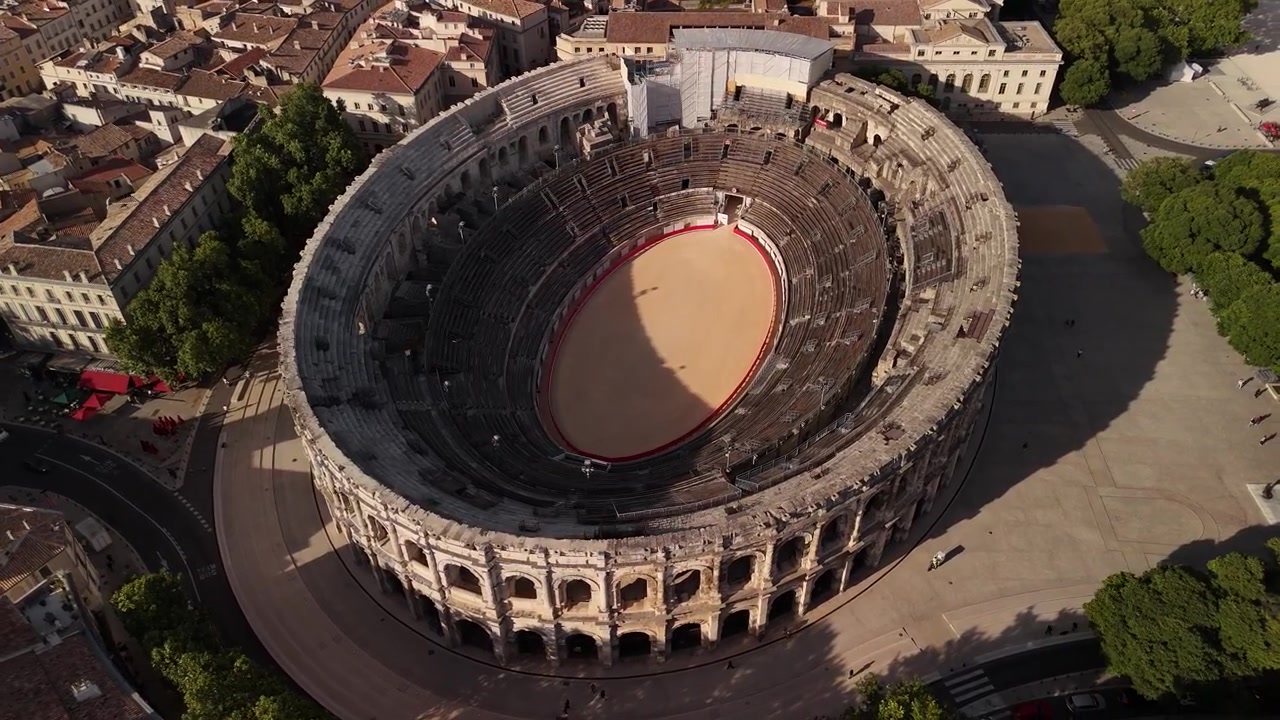 Arena di Nîmes, patrimonio dell'Impero Romano, ripresa aerea con drone in Francia, paesaggio Patrimonio dell'Umanità UNESCO