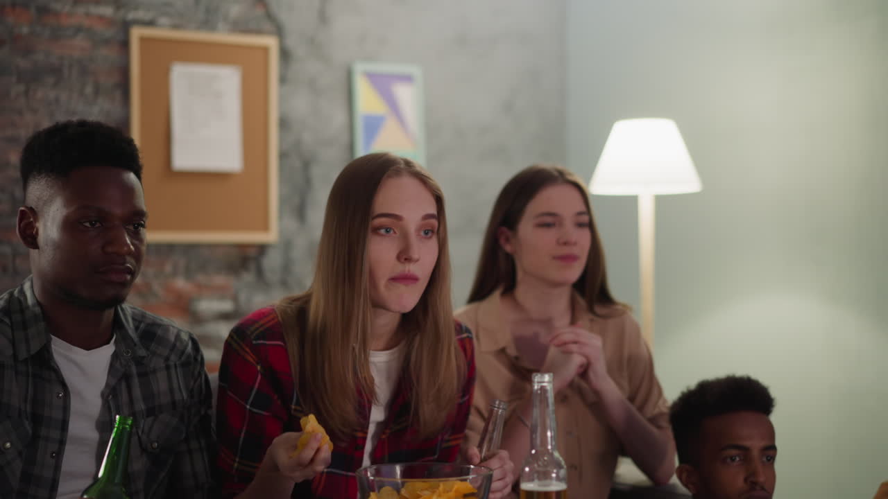 화가 난 여자 는 tv 에  을 던지며, 잃어버린 골 에 실망 한다