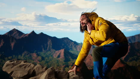 el excursionista subestima el poder de los vientos de montaña y resbalando en las rocas.