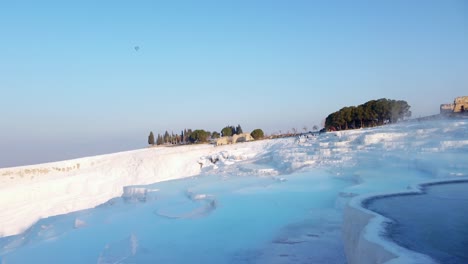 paisaje de ensueño, piscinas minerales de aguas termales