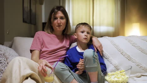 madre e hijo viendo una película