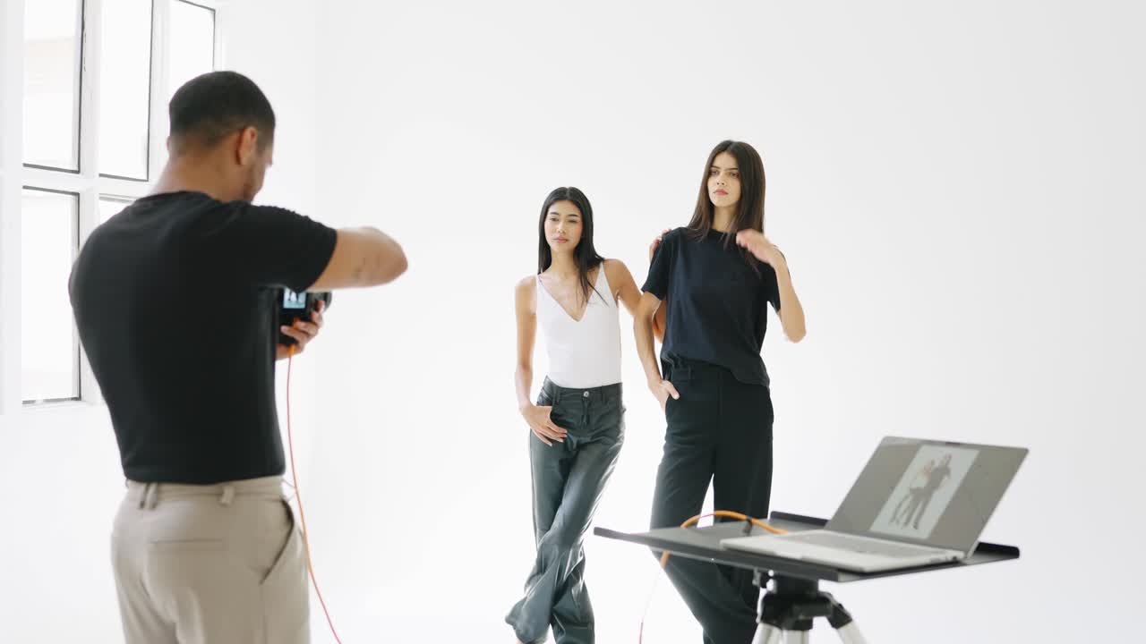 스튜디오에서 패션 사진 촬영 세션