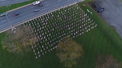 vista aérea de la exhibición de la bandera de los estados unidos en honor a los héroes militares