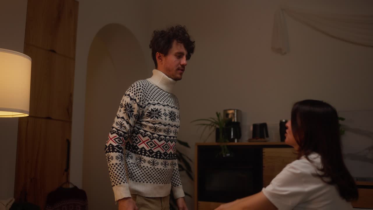 부부가 집에서 논쟁을 벌이고 있다