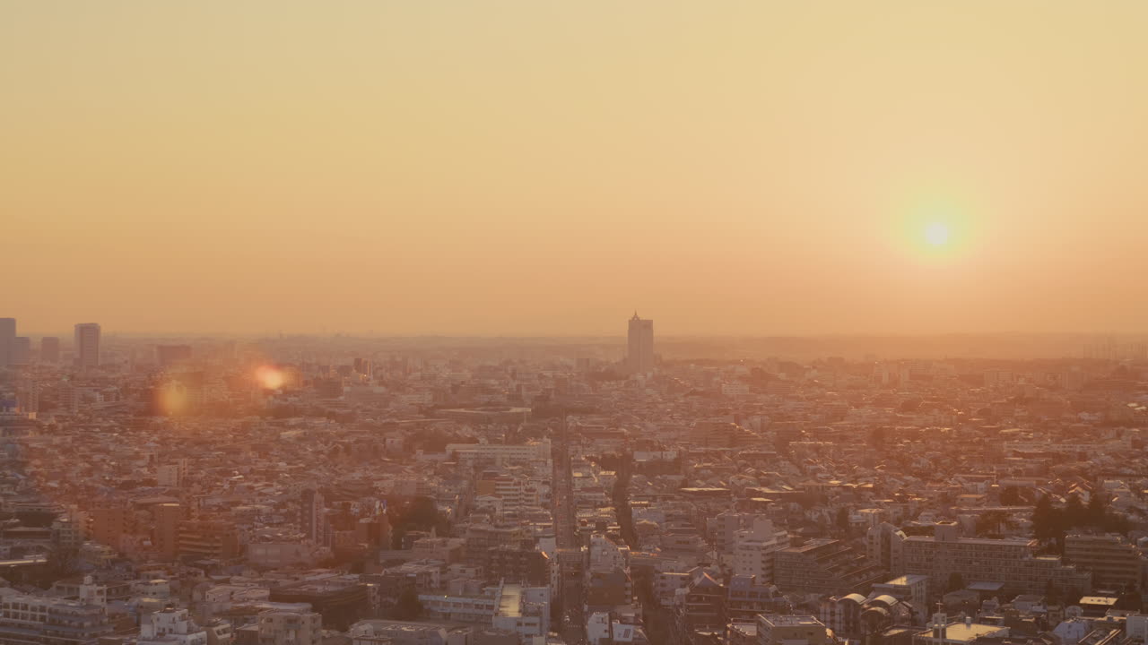 Atmosfera de crepúsculo tranquilo sobre a paisagem urbana de Tóquio.