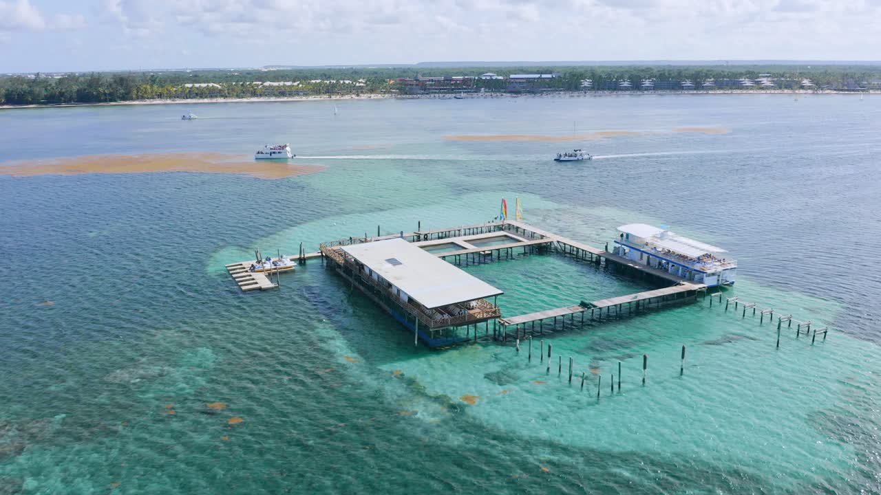 여름에 관광 보트가 항해하는 캐리비안 바다의 근해 해양 공원의 공중 전망