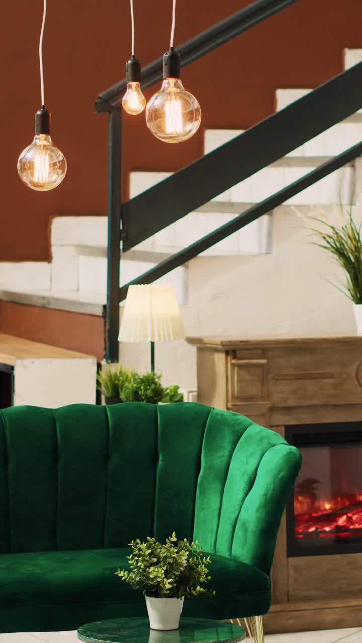 Video verticale Area lounge di un hotel con divano di lusso